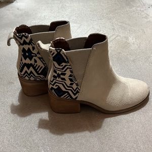 Tom’s white suede boots